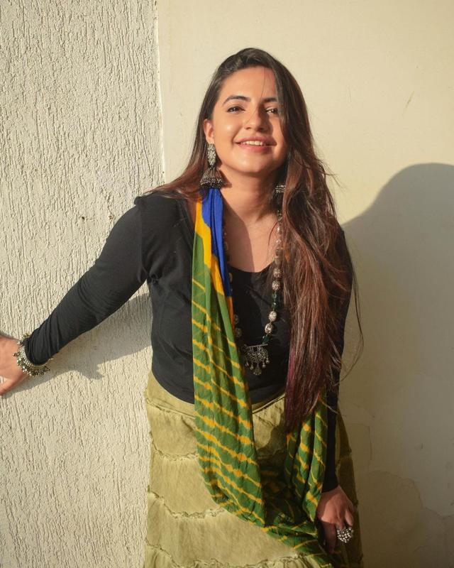 Til gur ghya god god bola! Deepika Singh, Shrenu Parikh, Neha Bhasin & other TV celebs share who they wish to give the laddus Til gur ghya god god bola! Deepika Singh, Shrenu Parikh, Neha Bhasin & other TV celebs share who they wish to give the laddus