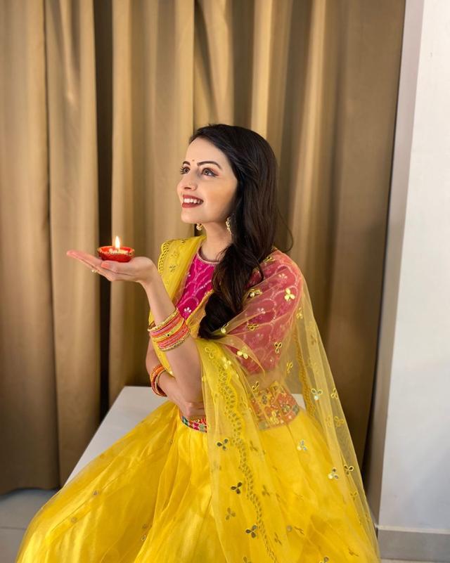 Til gur ghya god god bola! Deepika Singh, Shrenu Parikh, Neha Bhasin & other TV celebs share who they wish to give the laddus Til gur ghya god god bola! Deepika Singh, Shrenu Parikh, Neha Bhasin & other TV celebs share who they wish to give the laddus