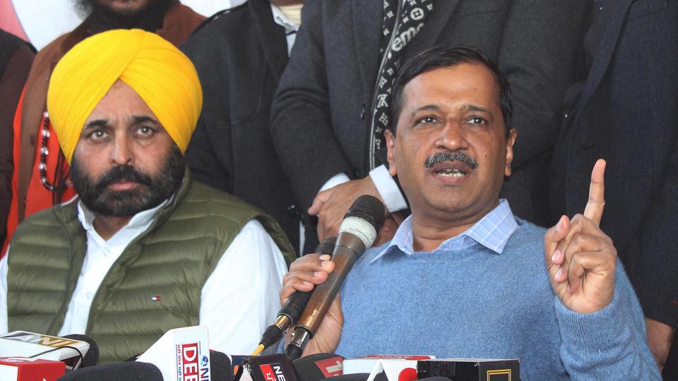 Delhi chief minister Arvind Kejriwal (R) with Aam Aadmi Party (AAP) Punjab president Bhagwant Mann. (Sameer Sehgal /Hindustan Times)