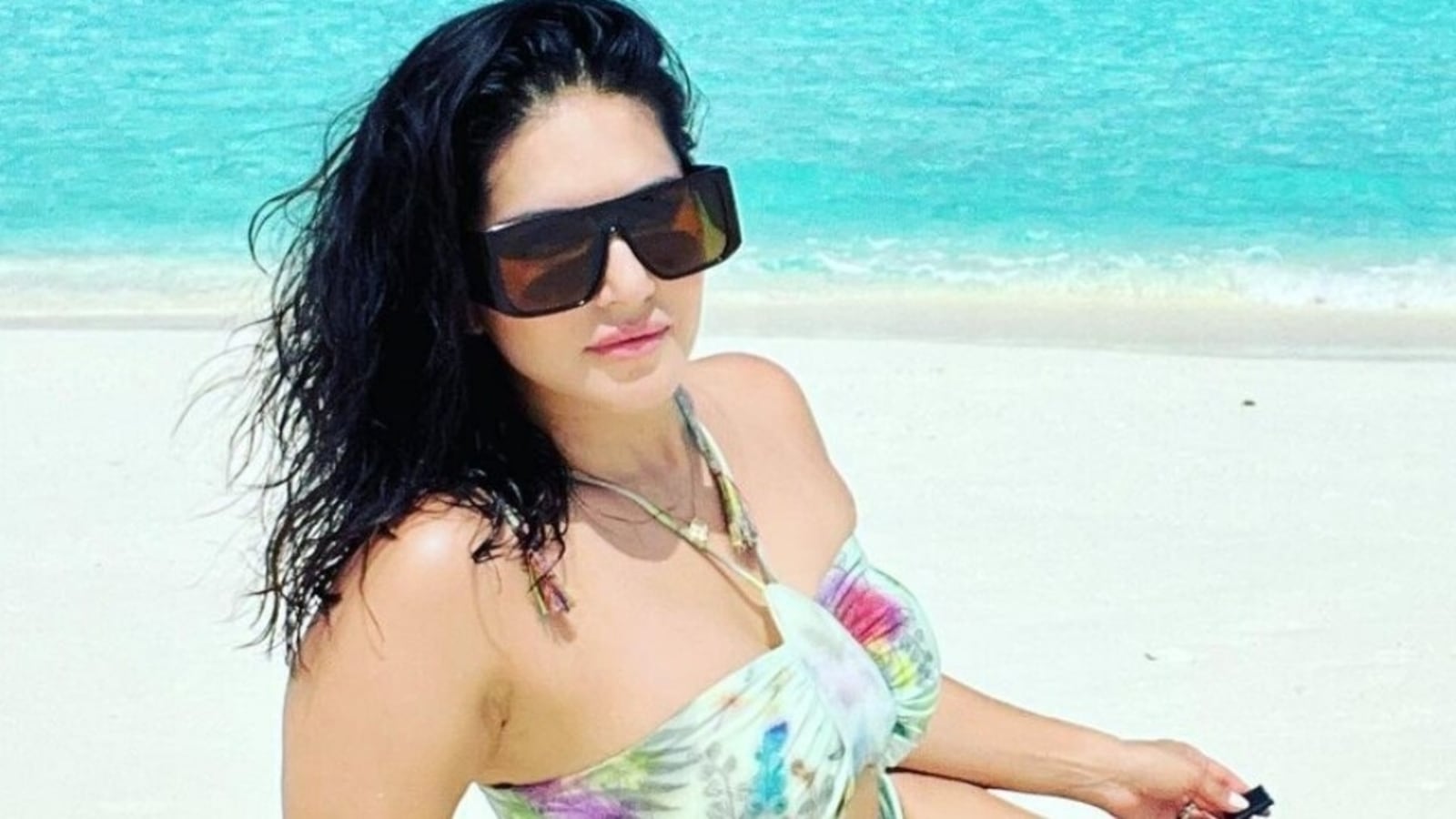 Sani Leon Bp Videos - Sunny Leone in stunning bikini chills on the beach and enjoys a swim in the  sea | Travel - Hindustan Times