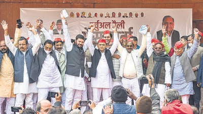 Former UP minister Swami Prasad Maurya and others join the Samajwadi Party in presence of party president Akhilesh Yadav, ahead of the elections, in Lucknow on Friday. An FIR was filed against the party over alleged violations of Covid-19 norms and breach of the EC’s model code of conduct later in the day. (PT) Former UP minister Swami Prasad Maurya and others join the Samajwadi Party in presence of party president Akhilesh Yadav, ahead of the elections, in Lucknow on Friday. An FIR was filed against the party over alleged violations of Covid-19 norms and breach of the EC’s model code of conduct later in the day. (PT)