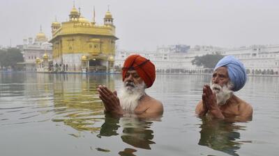 Devotees taking a holy dip at the sarovar in Golden Temple complex on Friday on the occasion of Makar Sankranti. (Sameer Sehgal/HT) Devotees taking a holy dip at the sarovar in Golden Temple complex on Friday on the occasion of Makar Sankranti. (Sameer Sehgal/HT)