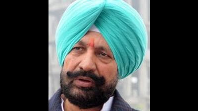 MLA Balbir SIdhu was on Friday campaigning from door-to-door in Phase 3B1, Mohali, ahead of the Punjab assembly elections. (HT)