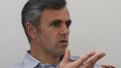 Why should Muslim students be forced to do anything, including yoga, to celebrate Makar Sankranti, asked Jammu and Kashmir former chief minister Omar Abdullah. A government order has asking faculty members and students of colleges to perform Surya Namaskar. (HT File Photo)