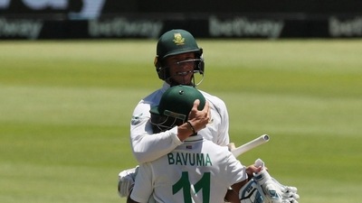 Cricket - Third Test - South Africa v India - Newlands Cricket Ground, Cape Town, South Africa - January 14, 2022 South Africa's Rassie van der Dussen and Temba Bavuma celebrate after winning the match REUTERS/Sumaya Hisham (REUTERS)