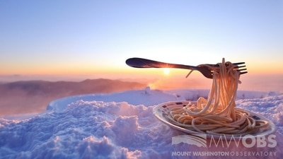 The image shows the spaghetti freezing mid-air due to extreme cold in the US. (Twitter/@MWObs) The image shows the spaghetti freezing mid-air due to extreme cold in the US. (Twitter/@MWObs)