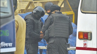 Members of the NSG bomb disposal squad seen working to diffuse an improvised explosive device (IED) at the Ghazipur flower market in East Delhi after the recovery of an unattended bag, in New Delhi, on Friday. (Raj K Raj/HT Photo) Members of the NSG bomb disposal squad seen working to diffuse an improvised explosive device (IED) at the Ghazipur flower market in East Delhi after the recovery of an unattended bag, in New Delhi, on Friday. (Raj K Raj/HT Photo)