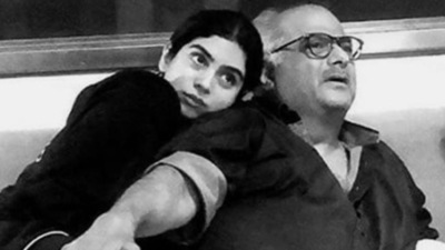 Khushi and Boney Kapoor in the picture posted by Boney on his social media. Khushi and Boney Kapoor in the picture posted by Boney on his social media.