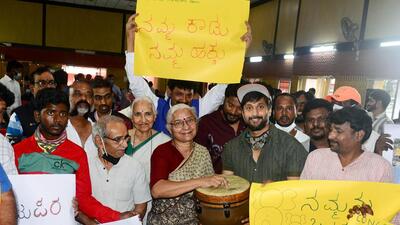 Social activist Medha Patkar along with actor-cum-activist Chetan Kumar participate in a protest meeting against the Mekedatu project, on Friday. (Agencies)