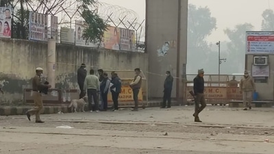 Ghazipur bomb scare: An unattended bag suspected to be containing an IED was found at Ghazipur flower market. The area has been cordoned off.&nbsp; (HT)