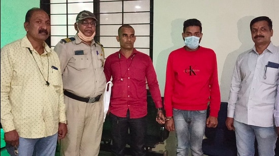 Officials of the Property Cell of the Thane Police Crime Branch with the serial fraudster (2nd from right) arrested for cheating women through matrimonial websites to the tune of lakhs of Rupees. (PRAFUL GANGURDE/HT PHOTO)