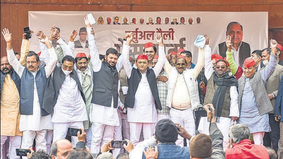 Former UP minister Swami Prasad Maurya and others join the Samajwadi Party in presence of party president Akhilesh Yadav, ahead of the elections, in Lucknow on Friday. An FIR was filed against the party over alleged violations of Covid-19 norms and breach of the EC’s model code of conduct later in the day. (PT)