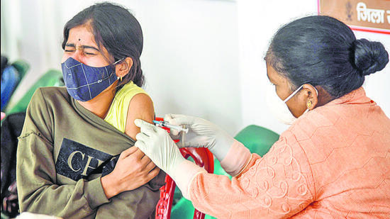 Patna: A health worker administers a COVID-19 vaccine dose to a teenanger, at SKM Hall in Patna, Friday, Jan. 14, 2022. (PTI Photo)(PTI01_14_2022_000164A) (PTI)