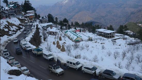 The MeT said the weather was dry across Himachal over the last 24 hours. Keylong, the administrative centre of the tribal Lahaul-Spiti district, was the coldest place in the state. (Deepak Sansta / HT)
