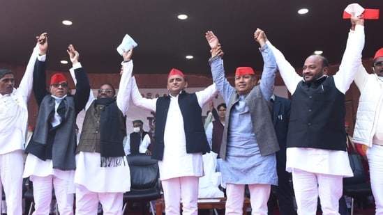 Former UP ministers and BJP MLAs join the Samajwadi Party on Friday.(Deepak Gupta/HT Photo)