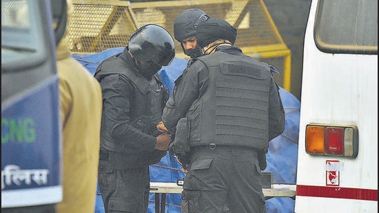 Members of the NSG bomb disposal squad seen working to diffuse an improvised explosive device (IED) at the Ghazipur flower market in East Delhi after the recovery of an unattended bag, in New Delhi, on Friday. (Raj K Raj/HT Photo)