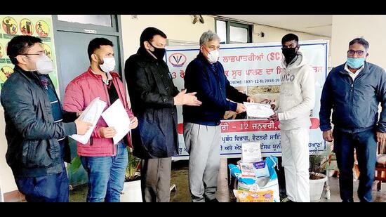 Dr Satyavan Rampal, Dr Yashpal and faculty members distributed certificates to the participants during the training programme for farmers on ‘Scientific Pig Farming organised by GADVASU in Ludhiana (ht photo)