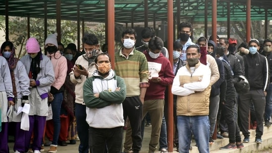 The Covid-19 case positivity rate of Delhi has surpassed the 30%-mark, up from 29.21% on Thursday. (Photo by Sakib Ali /Hindustan Times) The Covid-19 case positivity rate of Delhi has surpassed the 30%-mark, up from 29.21% on Thursday. (Photo by Sakib Ali /Hindustan Times)