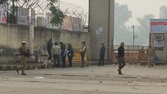 Ghazipur bomb scare: An unattended bag suspected to be containing an IED was found at Ghazipur flower market. The area has been cordoned off.&nbsp;(HT)