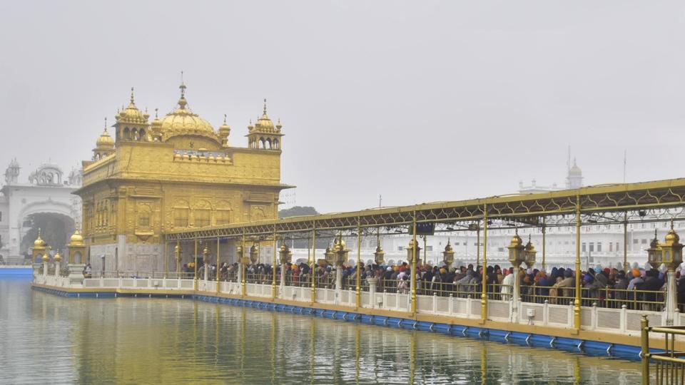 Devotees in queue for darshan at the sanctum sanctorum of Golden Temple on Friday. (Sameer Sehgal/HT) Devotees in queue for darshan at the sanctum sanctorum of Golden Temple on Friday. (Sameer Sehgal/HT)