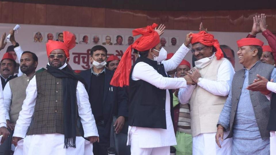 Former minister Swami Prasad Maurya and others with Samajwadi Party chief Akhilesh Yadav in Lucknow on Friday, January 14, 2022. (Deepak Gupta/HT Photo)