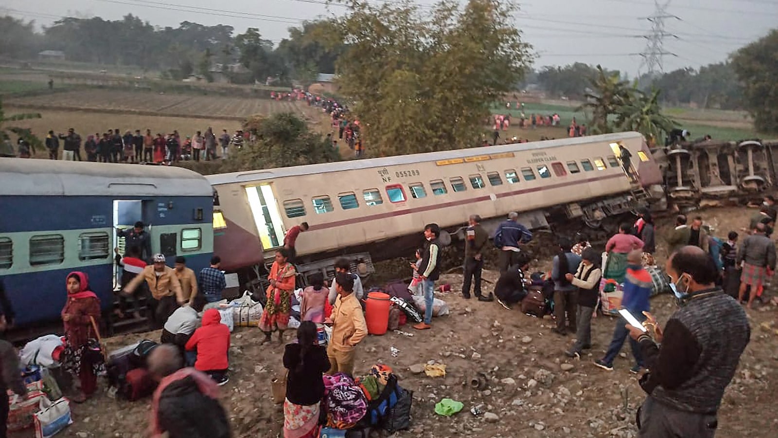 Нападение на поезд. Высокоскоростные поезда в Индии. Столкновение поездов в Индии. Крушение поезда в Индии 2023.