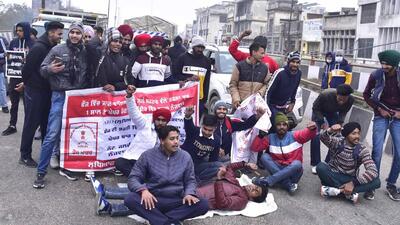 Army aspirants blocking the Jagraon bridge in Ludhiana over postponement of recruitment exam on Saturday. (Gurpreet Singh/HT) Army aspirants blocking the Jagraon bridge in Ludhiana over postponement of recruitment exam on Saturday. (Gurpreet Singh/HT)