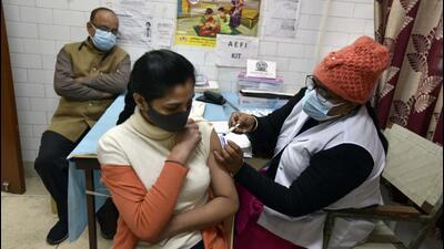 New Delhi, India - January 15, 2022: A health worker administers a dose of Covid-19 vaccine to a beneficiary at the vaccination centre in South Delhi Municipal Corporation (SDMC) Dispensary in Daryaganj, New Delhi, India, on Saturday, January 15, 2022. (Photo by Sanjeev Verma/ Hindustan Times) (Sanjeev Verma/HT PHOTO) New Delhi, India - January 15, 2022: A health worker administers a dose of Covid-19 vaccine to a beneficiary at the vaccination centre in South Delhi Municipal Corporation (SDMC) Dispensary in Daryaganj, New Delhi, India, on Saturday, January 15, 2022. (Photo by Sanjeev Verma/ Hindustan Times) (Sanjeev Verma/HT PHOTO)