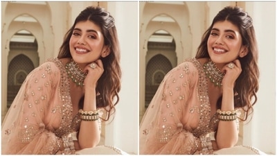 In nude eyeshadow, black eyeliner, mascara-laden eyelashes, contoured cheeks and a shade of nude lipstick, Sanjana aced the bridal look. (Instagram/@sanjanasanghi96)