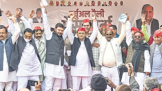 Former UP minister Swami Prasad Maurya and others join the Samajwadi Party in presence of party president Akhilesh Yadav in Lucknow on Friday.&nbsp;(PTI)