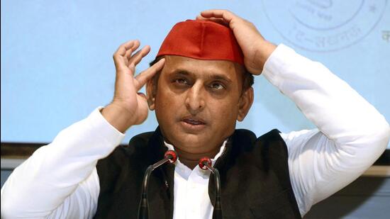 Lucknow, Jan 15 (ANI): Samajwadi Party (SP) chief Akhilesh Yadav adjusts his cap at a press conference over the notice issued by the Lucknow Police to follow COVID-19 protocols, at the party office on Saturday. (ANI Photo) (Pramod Adhikari)