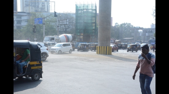 Air pollution at Teen Hath Naka in Thane. Air quality at six major junctions in Thane city – Teen Hath Naka, Shilphata, Retibunder, Castle Mill, Balkum and Mumbra Fire Centre – is polluted with AQI 201-240. (PRAFUL GANGURDE/HT PHOTO)