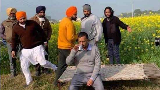 AAP national convener Arvind Kejriwal during a stopover at a tubewell in the midst of lush fields in Kharar on January 13. (HT Photo)