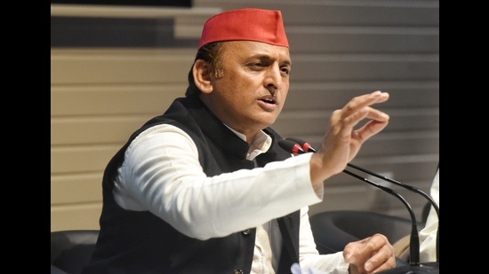 Samajwadi Party president Akhilesh Yadav addressing newspersons in Lucknow on Saturday. (HT Photo)