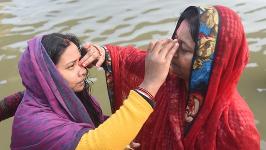 Hindu women apply vermilion (Sindoor) after taking holy dip in the Ganga River on the occasion of Makar Sankranti festival.(PTI)