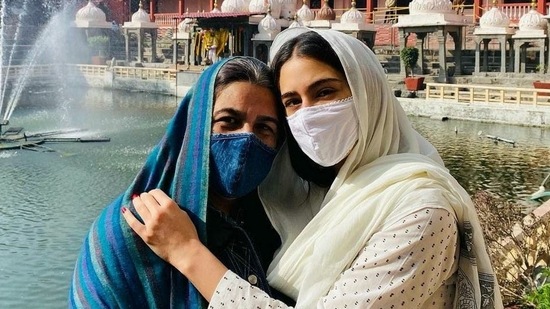 Sara Ali Khan and Amrita Singh at the temple.