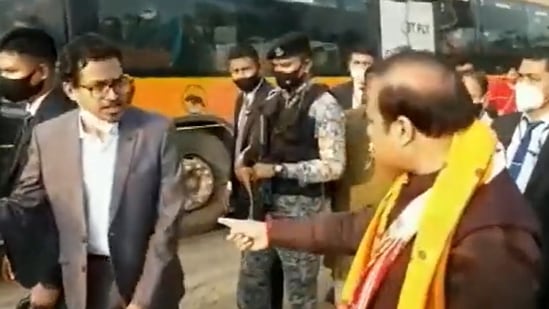 Assam chief minister Himanta Biswa Sarma (R) reprimands Nagaon DC (L) for halting traffic during his visit to the region on Saturday, January 15, 2022. (Screengrab/ANI video)