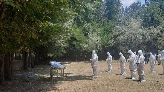 Pandemic deaths rise by 12 percent as cases soar(Waseem Andrabi/ Hindustan Times) Pandemic deaths rise by 12 percent as cases soar(Waseem Andrabi/ Hindustan Times)