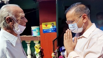 &nbsp;AAP National Convener and Delhi Chief Minister Arvind Kejriwal greets an elderly man during a door-to-door campaign ahead of Goa Assembly elections at Cortalim, in South Goa. (ANI )