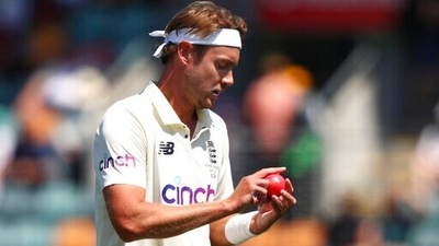 Stuart Broad prepares to bowl to Australia during their Ashes Test in Hobart.&nbsp; (AP)