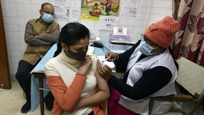 On Friday late evening, the health department issued a letter to all district magistrates (DMs) and civil surgeons for constituting task force for inoculating board students in the age group of 15 to 18 years on a priority basis. (HT file)