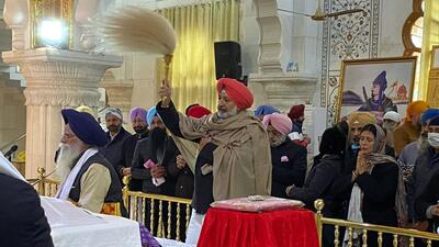 Congress candidate from Mohali and sitting MLA, Balbir Sidhu, paying obeisance at Gurdwara Singh Shaheedan in Sohana on Sunday. (HT Photo)