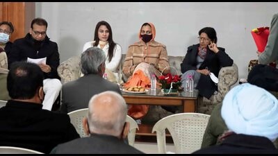 CHB officials and mayor Sarabjit Kaur during a meeting with representatives of RWAs at the Sector 40 community centre in Chandigarh on Sunday. (HT Photo)