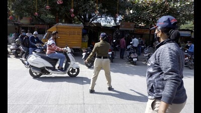 Police take action against a mask violator in Pune. (Rahul Raut/HT PHOTO) Police take action against a mask violator in Pune. (Rahul Raut/HT PHOTO)