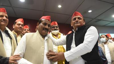 Dara Singh Chauhan, former minister in Bharatiya Janata Party (BJP) Government, joins Samajwadi Party (SP) in presence of SP national president Akhilesh Yadav at Samajwadi party office in Lucknow, Uttar Pradesh. Dara Singh Chauhan, former minister in Bharatiya Janata Party (BJP) Government, joins Samajwadi Party (SP) in presence of SP national president Akhilesh Yadav at Samajwadi party office in Lucknow, Uttar Pradesh.