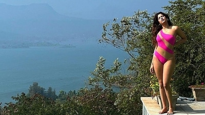 Janhvi's spent her self-care weekend taking care of her skin, sunbathing by the pool in warm and cosy weather, and enjoying a healthy breakfast featuring eggs and strawberries. The star also shared pictures of herself dressed in two glam outfits, and one of them is a perfect look for making heads turn at the beach. (Instagram/@janhvikapoor)
