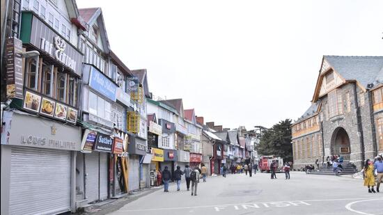 A view of the deserted Mall Road after the administration imposed restrictions amid spike in Covid infections, in Shimla on Sunday. Kangra reported the highest 2,164 fresh infections during this period while the week before the most populous district of Himachal had recorded 980 cases. (Deepak Sansta/HT)