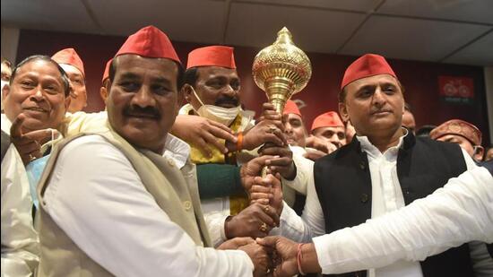 यूपी चुनाव: पूर्व मंत्री दारा सिंह चौहान, अपना दल (एस) विधायक समाजवादी  पार्टी में शामिल हुए - हिंदुस्तान टाइम्स