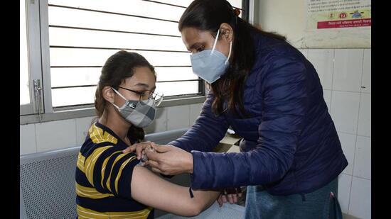 A medic administers Covid vaccine to a teen in Ludhiana at the civil surgeon’s office. The vaccination drive for this group began on January 3. (HT Photo)