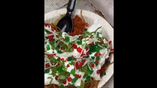 The garnished ‘chowmein gol gappa’ being served at the Lucknow eatery.&nbsp;(instagram/@radiokarohan)